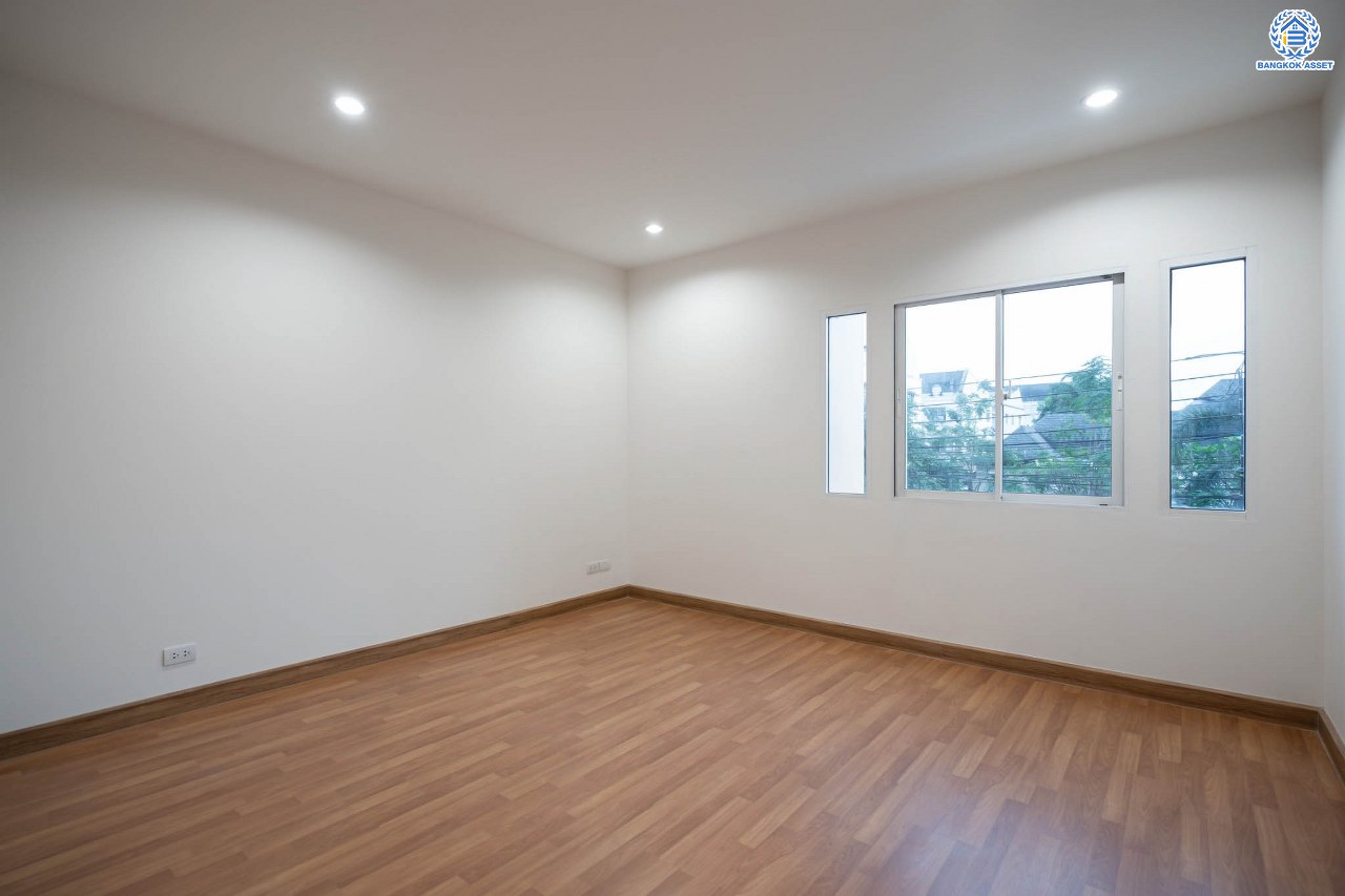 บ้านมือสองตกแต่งใหม่ ทาวน์โฮม 3 ชั้น โครงการ ปริญลักษณ์ เพชรเกษม69 พร้อมวิวสวนหน้าบ้าน บนเนื้อที่ 17.5 ตร.ว. ฟังก์ชัน 4 ห้องนอน 3 ห้องน้ำ จอดรถได้ 1 คัน รองรับทุกกิจกรรม บนทำเลเชื่อมต่อหลายเส้นทาง ใกล้จุดขึ้นทางด่วน "เพชรเกษม" และรถไฟฟ้าสายสีน้ำเงิน "สถานีหลักสอง"